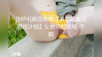 极品气质美女气质网红脸美女与金主爸爸玩3P，前后夹击大屌出击，后入狂艹口爆颜射！