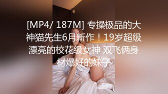 商场女厕全景偷拍几个高颜值美女嘘嘘2 (11)