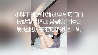 美甲美容店的骚话老板娘，上厕所尿在手上，自己舔尿，发来给我看，这舌头味道真骚啊！