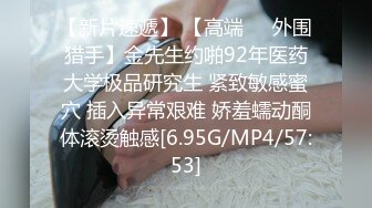 县城艳舞团表演 大爷被邀上台 抠逼小手放他鼻孔里闻[MP4/296MB]