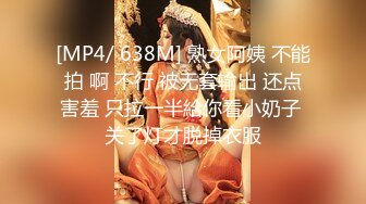 《极品CP❤️魔手✿外购》近在咫尺商场特写镜头偸拍女厕各种大屁股小姐姐方便~好多气质美女~翘臀女白色分泌物扯了好长也不断