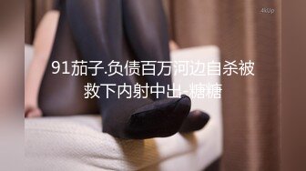 闺蜜老婆双飞一起上互舔互摸，这次单男爽翻了，战斗力也同样给力，我再旁边举着镜头刺激得邦硬，就喜欢老婆最犯贱的样子，最迷人了。单男最后还把老婆抱起来干，好有力量感啊。