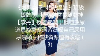 国内某景区女厕偷拍漂亮妹子尿尿,还去找妹子聊天，还互留脸书看妹子生活照 (2)