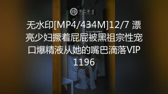 《魔手外購☀CP精品》地鐵女廁全景偸拍絡繹不絕的年輕小姐姐方便☀美女多亮點多，妹子換奶罩一對大奶又圓又挺手感絕對一流 (8)