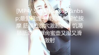 街上碰到两个发传单的小美女，打定主意守候黑衣服上厕所尿尿，这小肥逼真是诱人哦~~