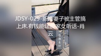 颜值不错的小少妇露脸精彩大秀直播，听狼友指挥脱光玩弄假鸡巴抽插骚穴呻吟，揉奶玩逼展示特写淫声荡语不断