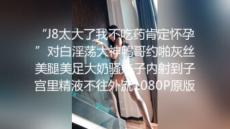 街拍 高挑美女憋不住路边小解