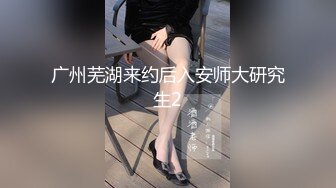 女学生在被占用的厕所前尿尿 (4)