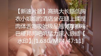 风韵33岁美阿姨，性感艳红指甲，握着鸡巴不肯松手了，烈唇紧紧吸取精液，口活儿真棒！