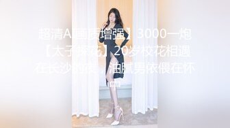 服装店老板娘在店里逼里夹着跳弹接客卖货闲聊，全程露脸顾客一走就开始骚，躲进试衣间脱光揉奶子自慰骚逼