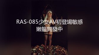 理发店老板娘兼职按摩卖淫女，全程露脸给小哥理完发后按摩，让小哥揉着奶子口交大鸡巴射精，精彩不要错过