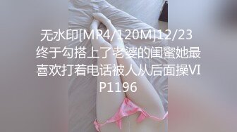 骚熟女就是无敌，不仅骚，连逼是又肥美又黝黑，干涸的田野急需抽插呀，黄瓜削皮赶紧止痒！