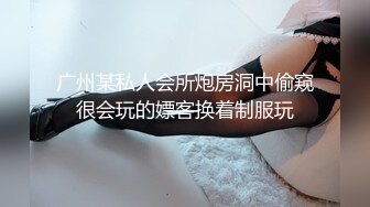 我在厕所洗澡然后出来就看见骚妻在给单男舔鸡巴了