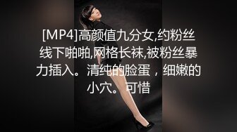 墨镜美女冬天穿超短裙！绿色蕾丝丁字裤！