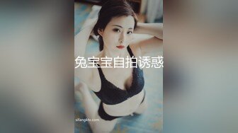 短发眼镜美女 玻璃黄瓜爆插小穴 没搞几下流出白浆