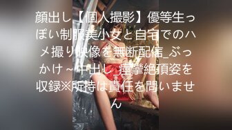 小妮子口活好又骚，痴痴的眼神望着主人，一口吃掉肉棒！