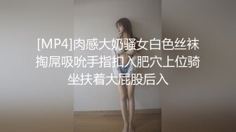 呆萌脯乳期大奶辣妈,刚生完宝宝,奶子好大,奶头肿胀喷奶汁