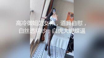 前女友骚B，分手了过来拿她的衣服，一个按耐不住把她摁下，无套后入又把她给操了！