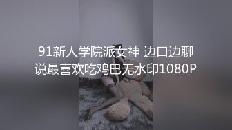 地铁上玩手机的妹子憋坏了一下车就找厕所