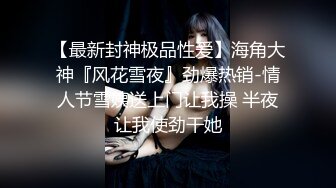 景区厕所偷拍制服美女导游上厕所