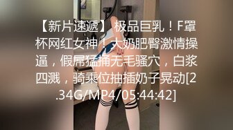 颜值不错苗条小少妇户外车内自慰 情趣装乳夹拨开丁字裤按摩器震动逼逼 很是诱惑喜欢不要错过