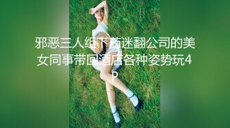 服装批发市场厕所偷窥粉衣小美女嘘嘘