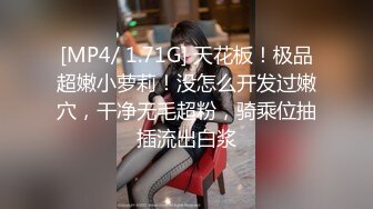 【新片速遞】轻熟女的3P，母子一起大秀直播激情啪啪，放的开玩的爽露脸做爱，玩奶舔鸡巴各种高难度姿势爆草，高潮喷水[921MB/MP4/01:20:16]