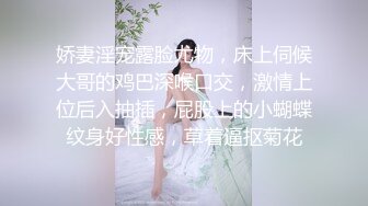 家里人在客厅聊天，小美眉自己偷偷在浴缸打飞机出了好多淫水