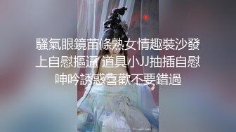 小女子梦梵短发骚女和炮友户外路上干，脱光光直接路边后入有个大爷路过