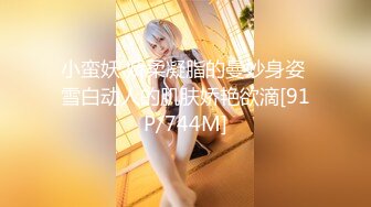 Ria 久留美穿着性感的 cosplay 赛车皇后制服被固定在车里，不知道接下来会发生什么。