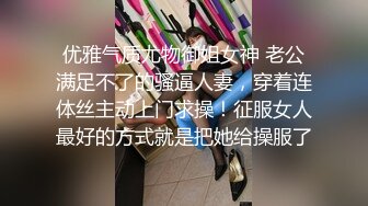 橙色T恤美女蹲姿撩人 充分展示干净肥美的鲍鱼