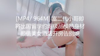 身材不错的富姐和私人健身教练锻炼完脱光光在豪宅客厅对着镜子做爱