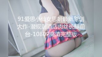 在客廳一邊看宮廷劇一邊和美乳女友無套打砲真新奇