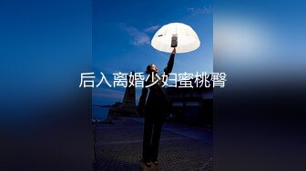 【天体海滩系列】两个漂亮妹纸在岸边晒着日光浴，小嫩B也快晒黑了