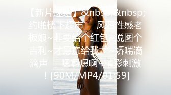 红发黑妞一脸享受的吃着弯曲的大鸡鸡