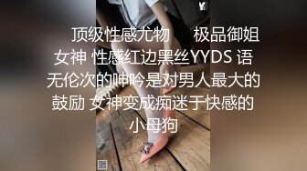 剖腹产的孕妇再次挺着大肚子在客厅不穿内裤做深蹲运动，突然有人叫她 赶紧拉上裤子，人走了回卧室展示干旱的阴穴！