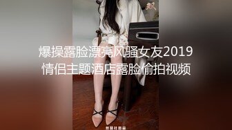 黑客破解家庭网络摄像头偷拍爱美的时尚宝妈每天出门之前都要对着镜子打扮一番，奶子貌似整出来的