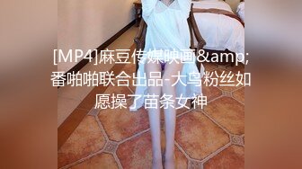 骚少妇高端会所享受男技师的按摩服务，全身精油推拿，奶子骚逼按上瘾勾引技师脱光，赤裸相对直接干上了刺激