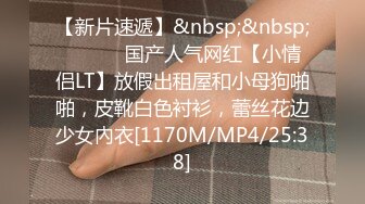 风景区女厕全景偷拍多位美女少妇前来献B (7)