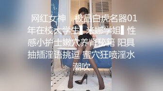 写字楼女厕白T恤黑紧身裤长发美妞 鲜肥的无毛馒头穴馋得流口水