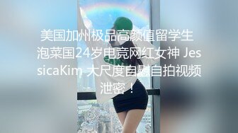 花臂纹身娇小美女撩下衣服就要吸奶子跪着深喉舔屌