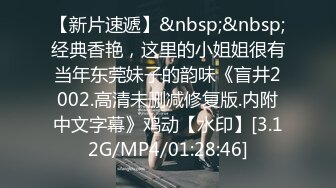 开档黑丝40多岁熟妇,孩子都上高中了还跟情人到家褕情,震动大黑牛直接顶子宫