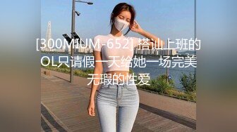 [MP4/ 792M]&nbsp;&nbsp;大红唇新人骚女被两大汉3P，白丝袜丁字裤，翘起屁股看穴，两根JB轮流舔，骑乘上下一起插