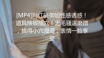 【精品❤️香艳公厕】极品貌美少女在躲在厕所自慰边看A片边揉阴蒂非常陶醉高潮看着湿透的双指意犹未尽妙呀