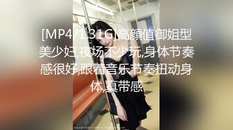 [MP4]牛仔短裤龅牙妹子 手伸进衣服摸摸奶子 撩起衣服吸奶舔逼沙发上猛操