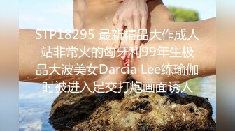 一王两后，帝王般享受！难得一见OF无敌巨乳大奶牛【hhh1231】最新啪啪长视频，肏一个手还玩一个，双波霸玩到虚脱 (15)