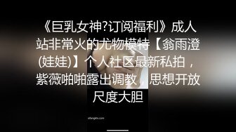 漂亮妹子带妈妈一起下海，自摸骚逼，观众要求看你妈逼，翘起屁股看骚穴，撩起衣服揉捏奶子