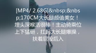 眼镜妹在成人展上看见大屌 当场走不动道了 各种姿势跟着抱着大屌合影！