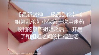 男的让自己女友穿着护士装车上玩车震